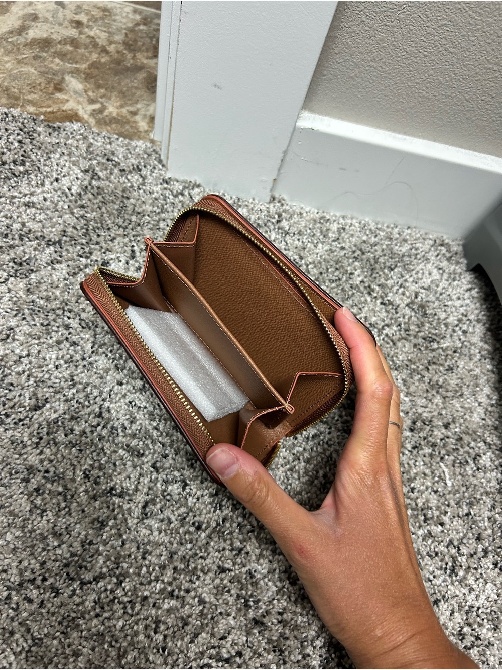 Inspired L V  Monogram Zip Card Case - Brown/Gold - Picture 3 of 4